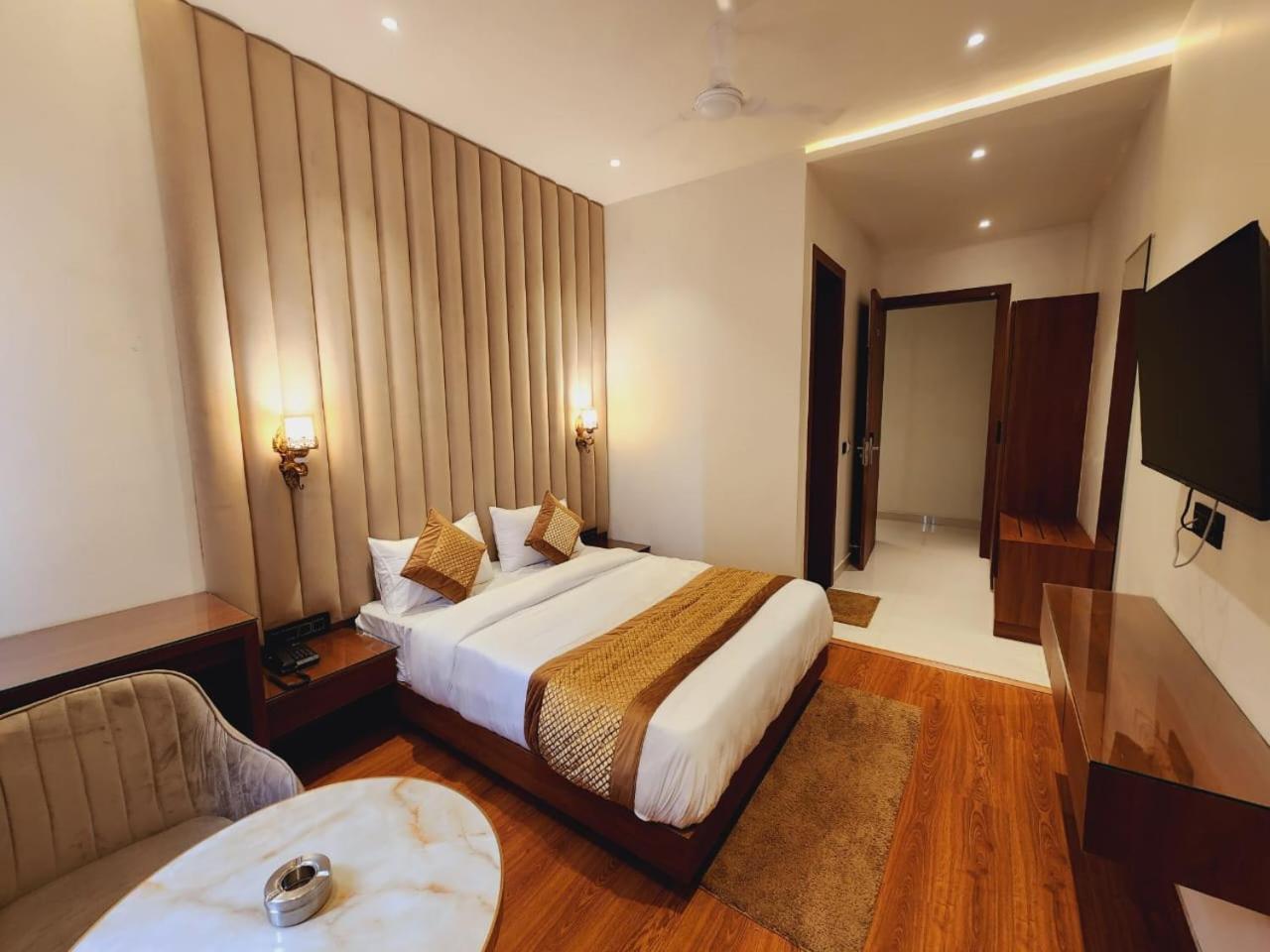 Shehnai Hotel And Banquet Hisar ภายนอก รูปภาพ